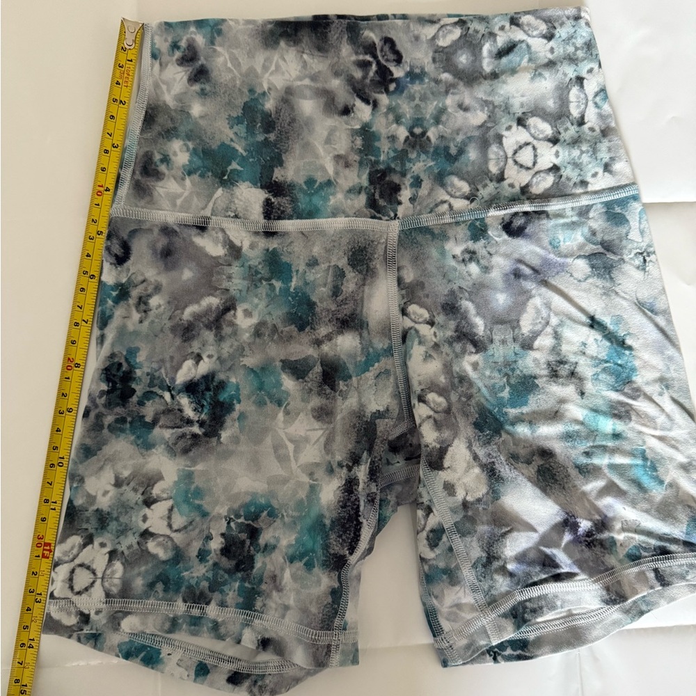 Lululemon Women’s Nulu Align size 4. Kaleidofloral Multi, blue tie dye. 6”